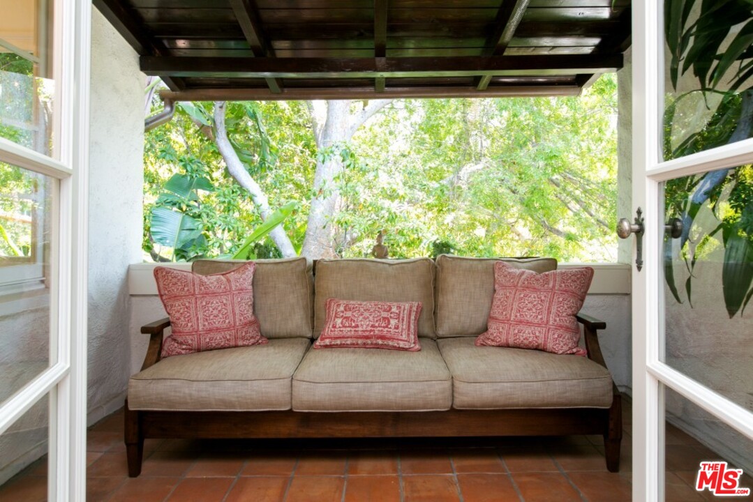 6726 Milner Road Los Angeles, CA 90068 - Photo 13 of 40 Gallery Image 13