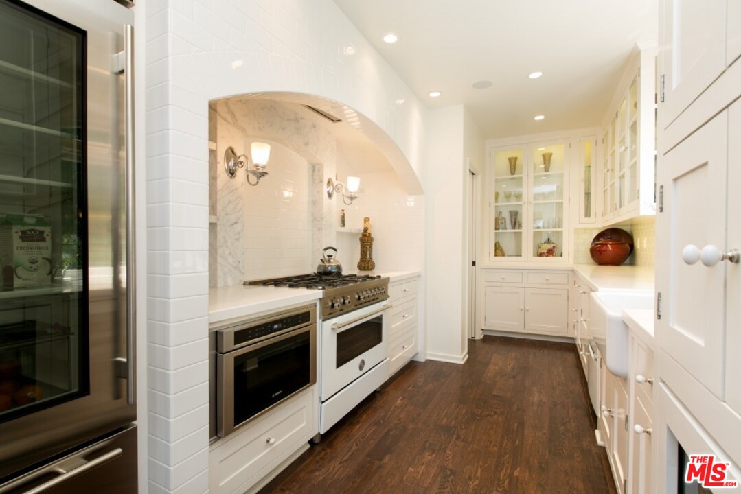 6726 Milner Road Los Angeles, CA 90068 - Photo 17 of 40 Gallery Image 17
