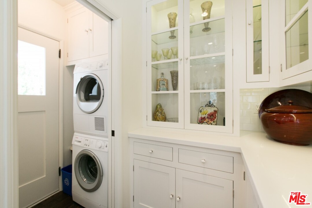 6726 Milner Road Los Angeles, CA 90068 - Photo 18 of 40 Gallery Image 18