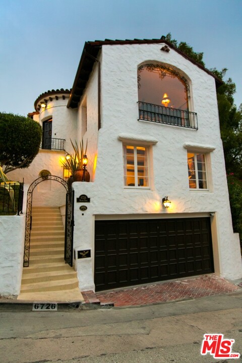 6726 Milner Road Los Angeles, CA 90068 - Photo 3 of 40 Gallery Image 3