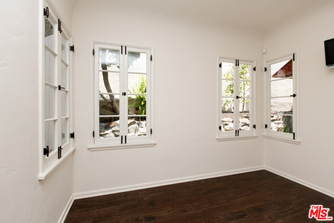 6726 Milner Road Los Angeles, CA 90068 - Photo 24 of 40 Gallery Image 24
