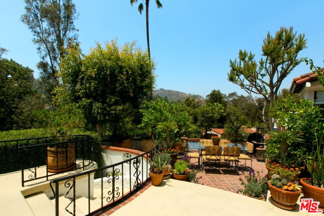 6726 Milner Road Los Angeles, CA 90068 - Photo 6 of 40 Gallery Image 6