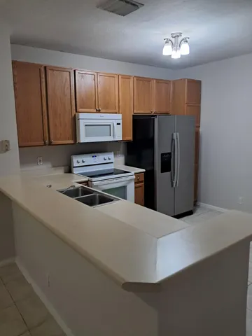 $2,700 | 9759 Lago Drive, Boynton Beach, FL 33472