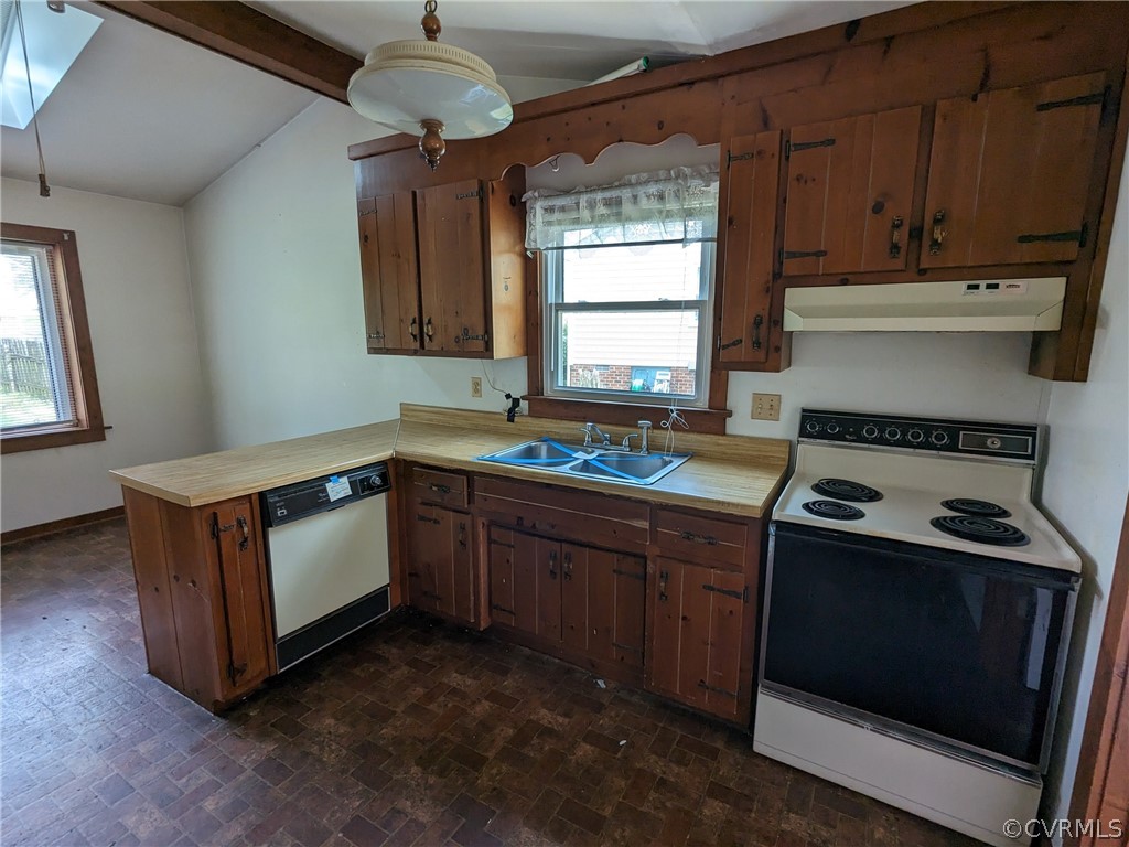 7531 Drexelbrook Road Chesterfield, VA 23832 - Photo 14 of 29 a kitchen with a stove and a sink