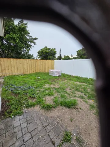 a view of a back yard