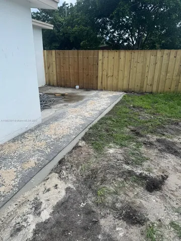 a view of a backyard