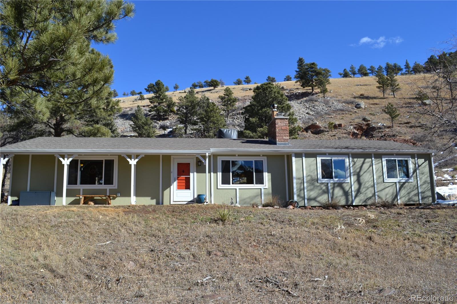 a view of a house with a yard