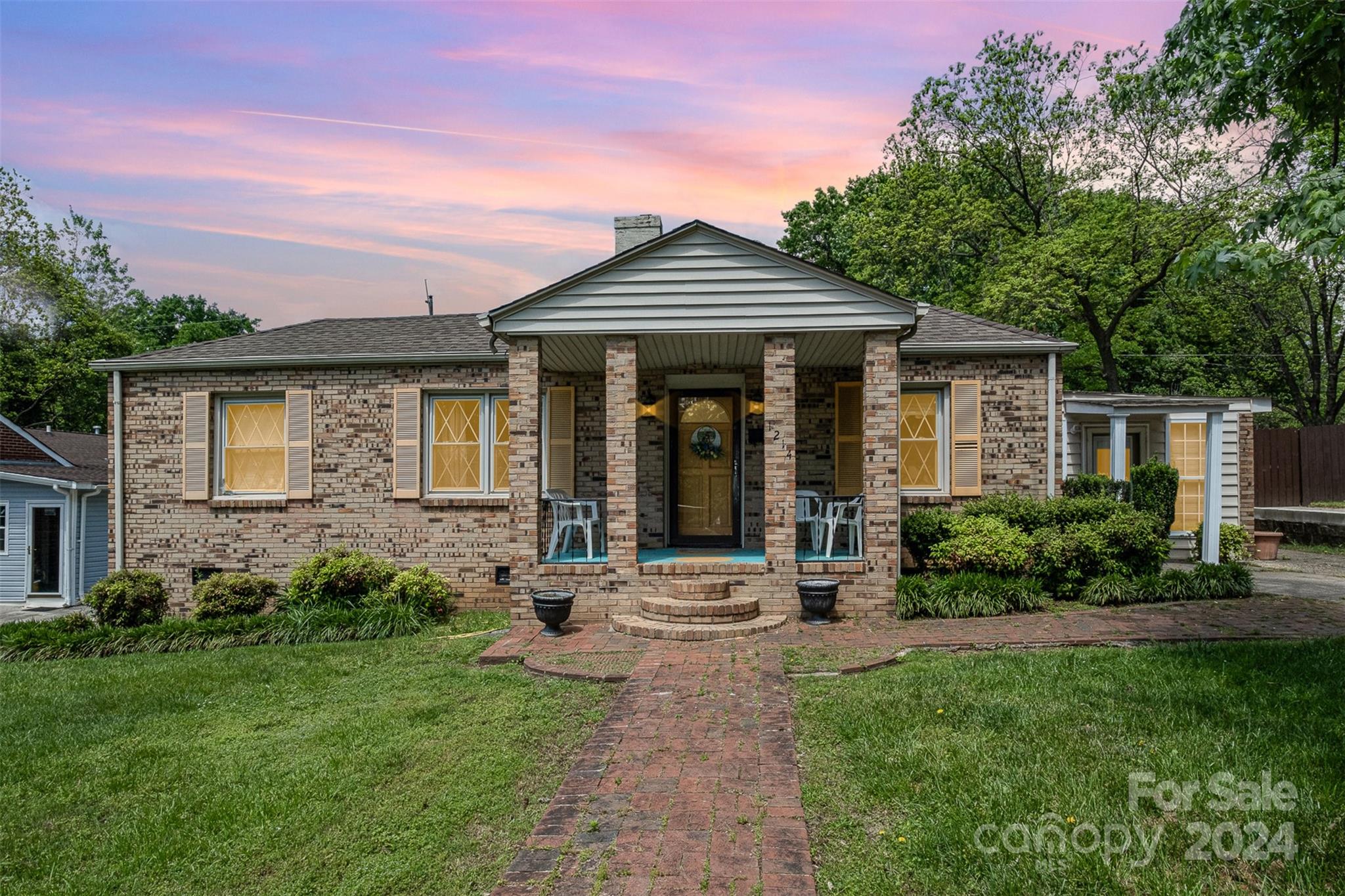 1214 Fordham Road Charlotte, NC 28208 - Photo 1 of 36 Gallery Image 1