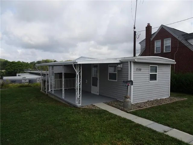 a view of a house with a yard
