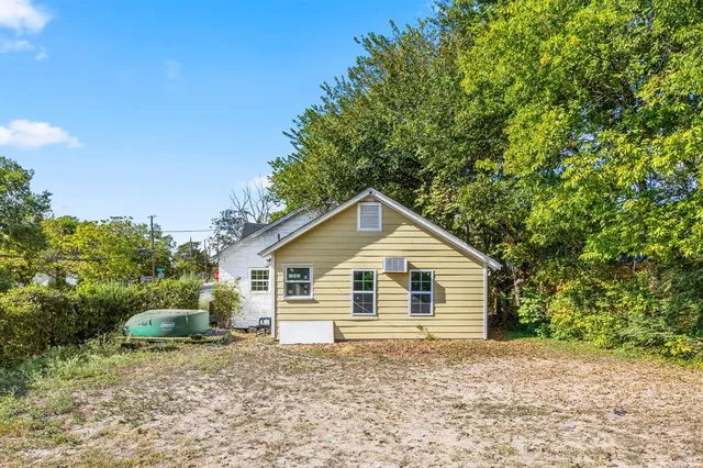 a view of a house with a backyard