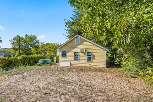 a view of front of a house with a small yard