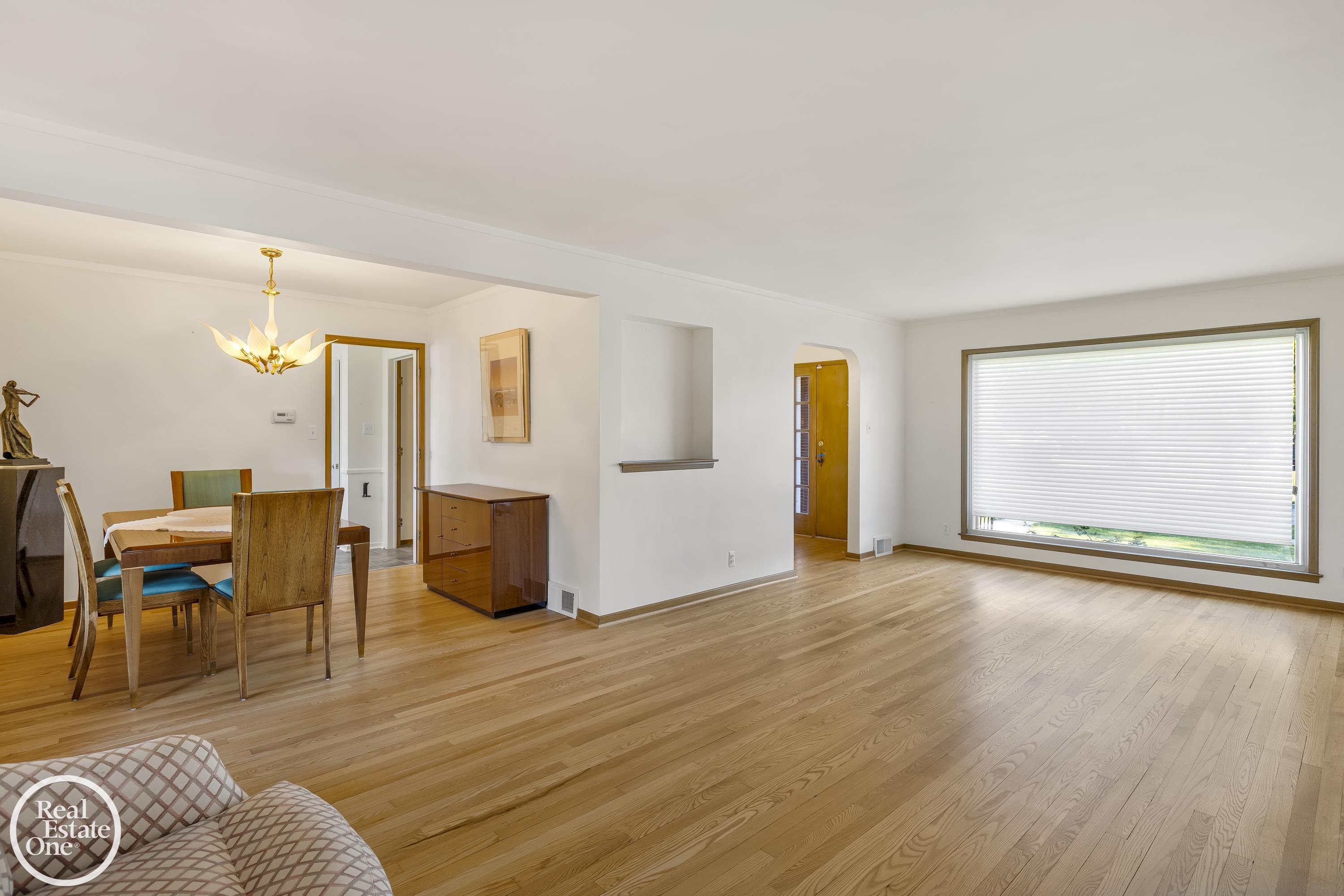 1487 North Renaud Road Grosse Pointe, MI 48236 - Photo 3 of 42 50157942-db66cc66-12d2-42e4-b04e-b5a65f0cff3c.JPG