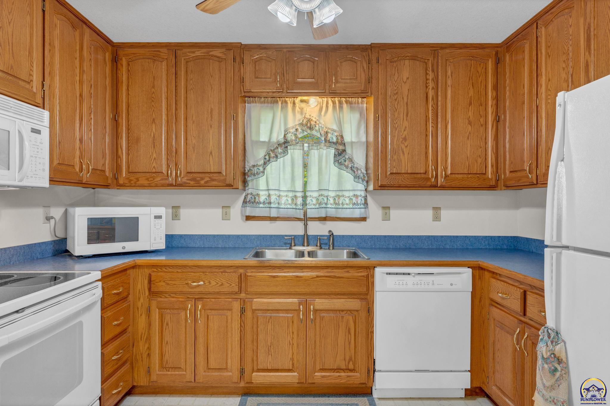 5232 Southwest 25th Terrace Topeka, KS 66614 - Photo 11 of 33