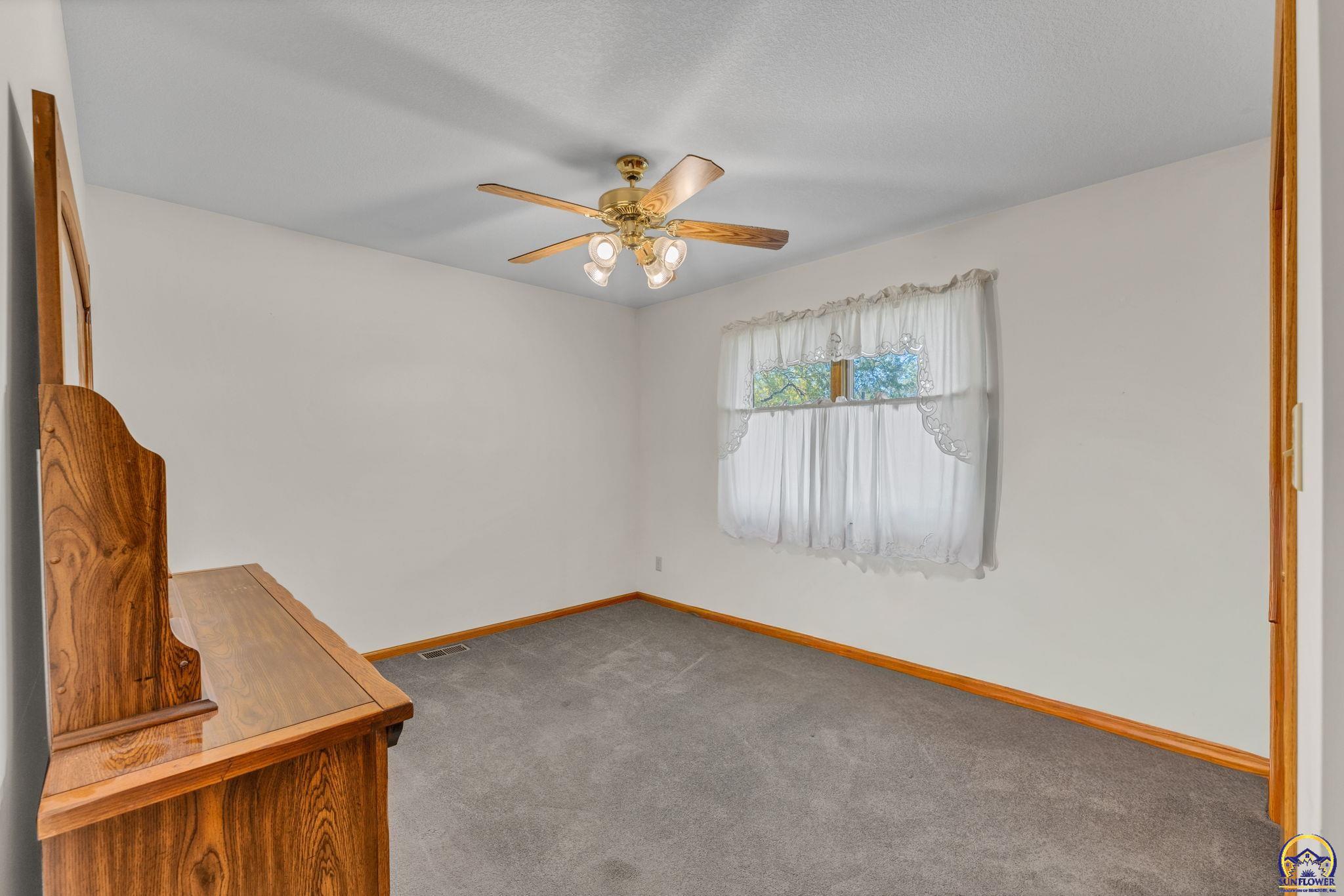 5232 Southwest 25th Terrace Topeka, KS 66614 - Photo 20 of 33