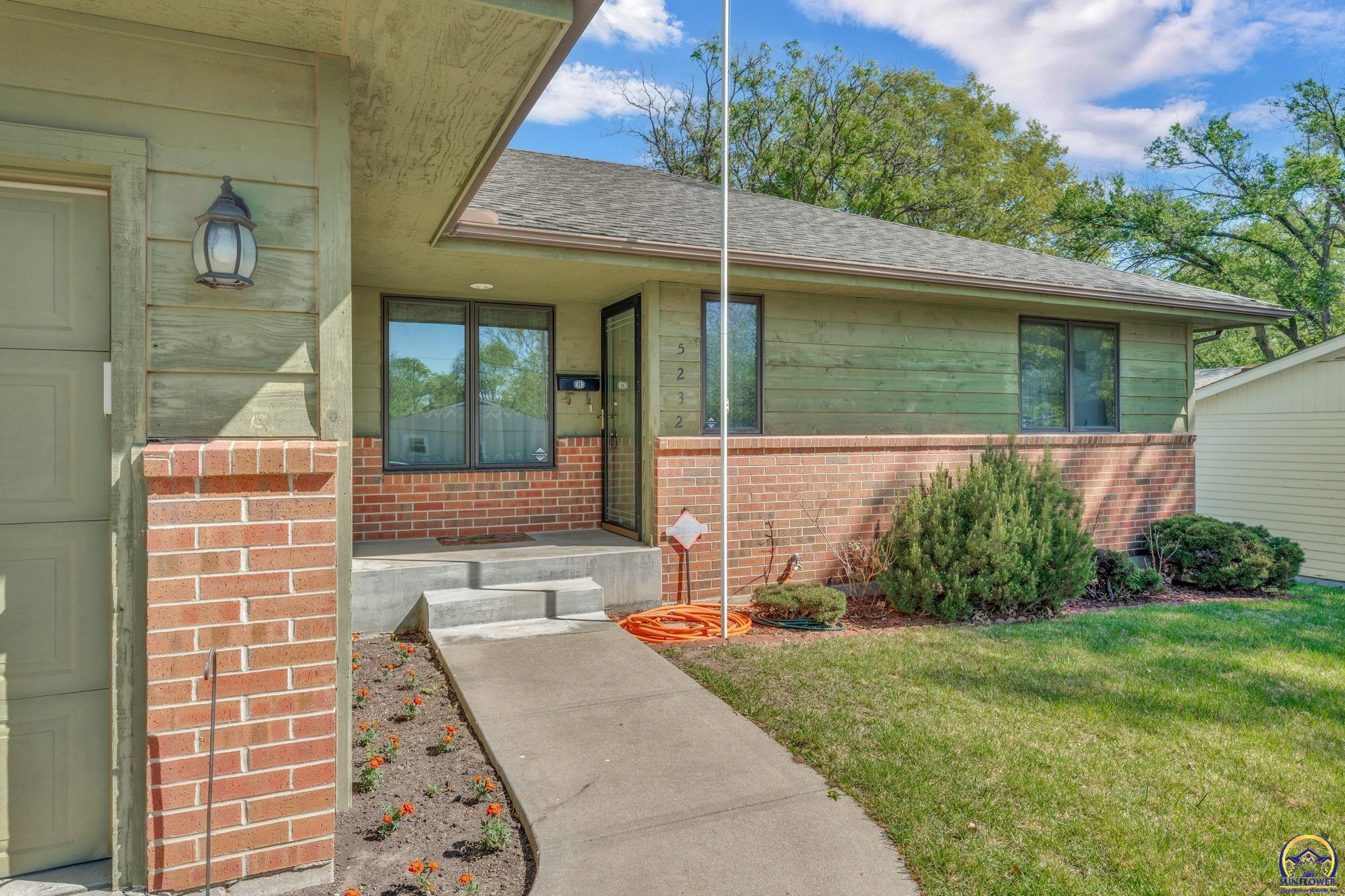 5232 Southwest 25th Terrace Topeka, KS 66614 - Photo 3 of 33