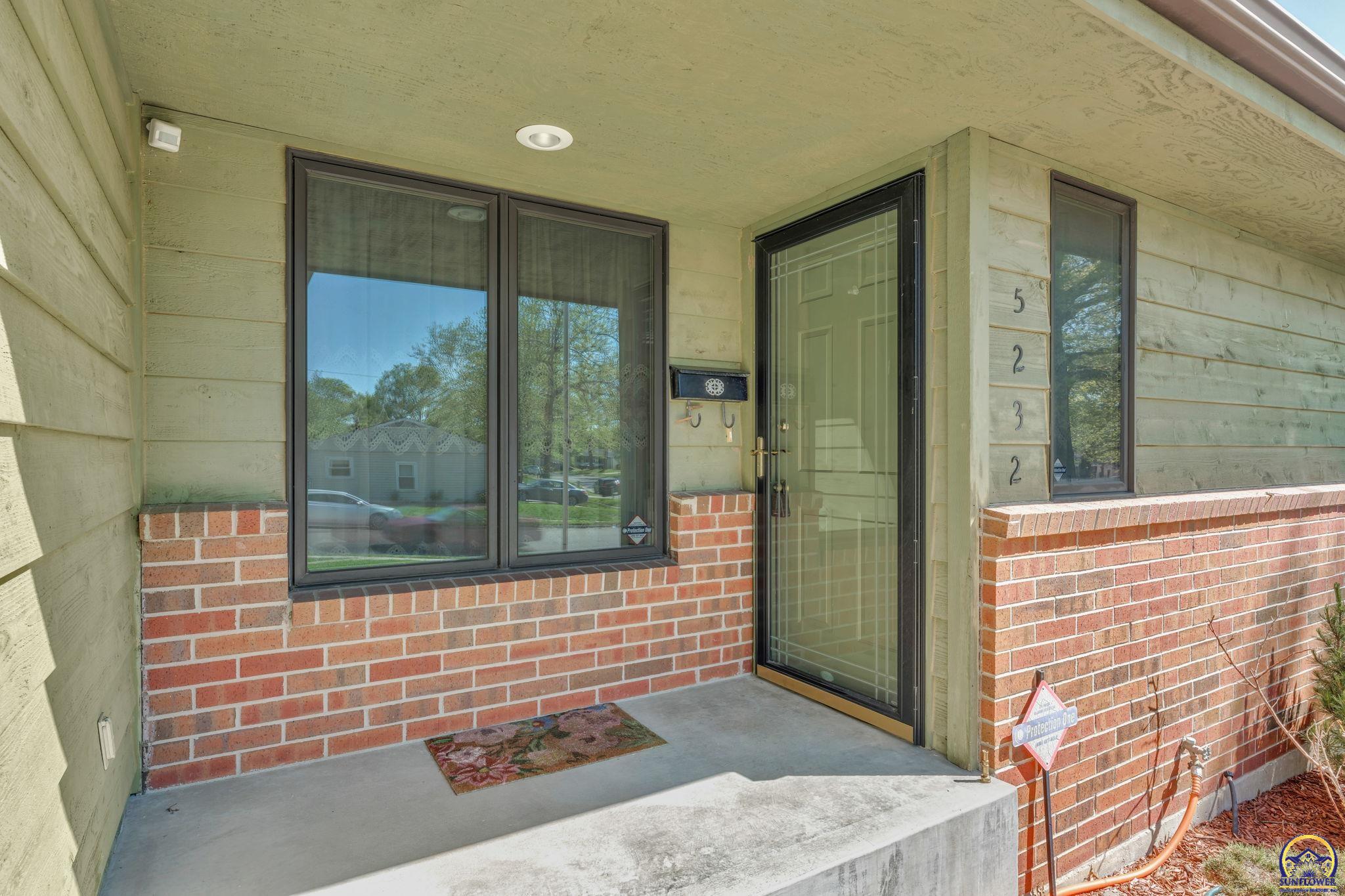 5232 Southwest 25th Terrace Topeka, KS 66614 - Photo 4 of 33