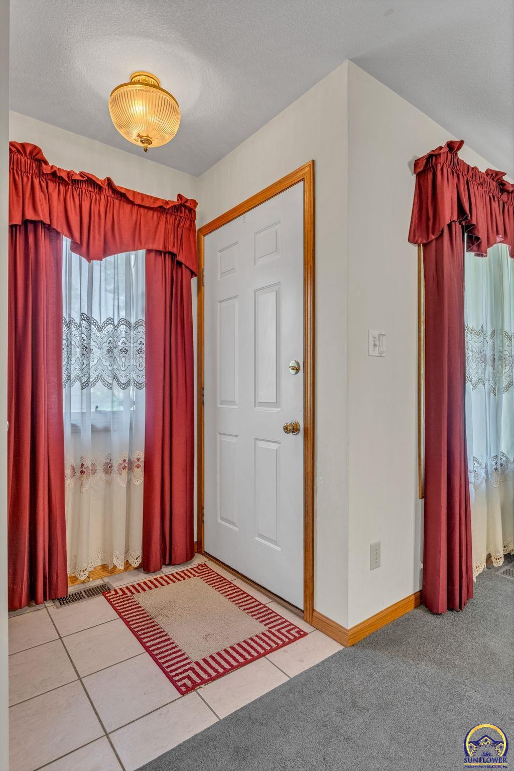 5232 Southwest 25th Terrace Topeka, KS 66614 - Photo 6 of 33