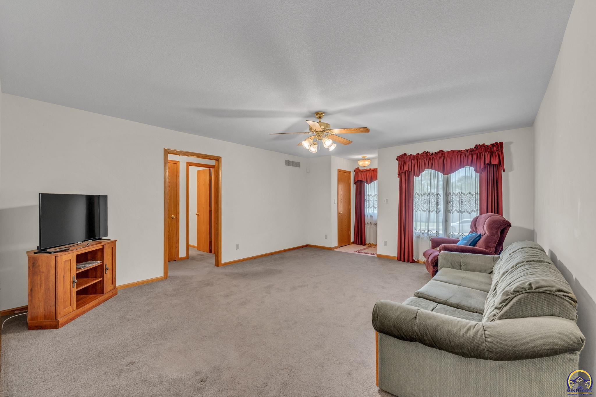 5232 Southwest 25th Terrace Topeka, KS 66614 - Photo 7 of 33