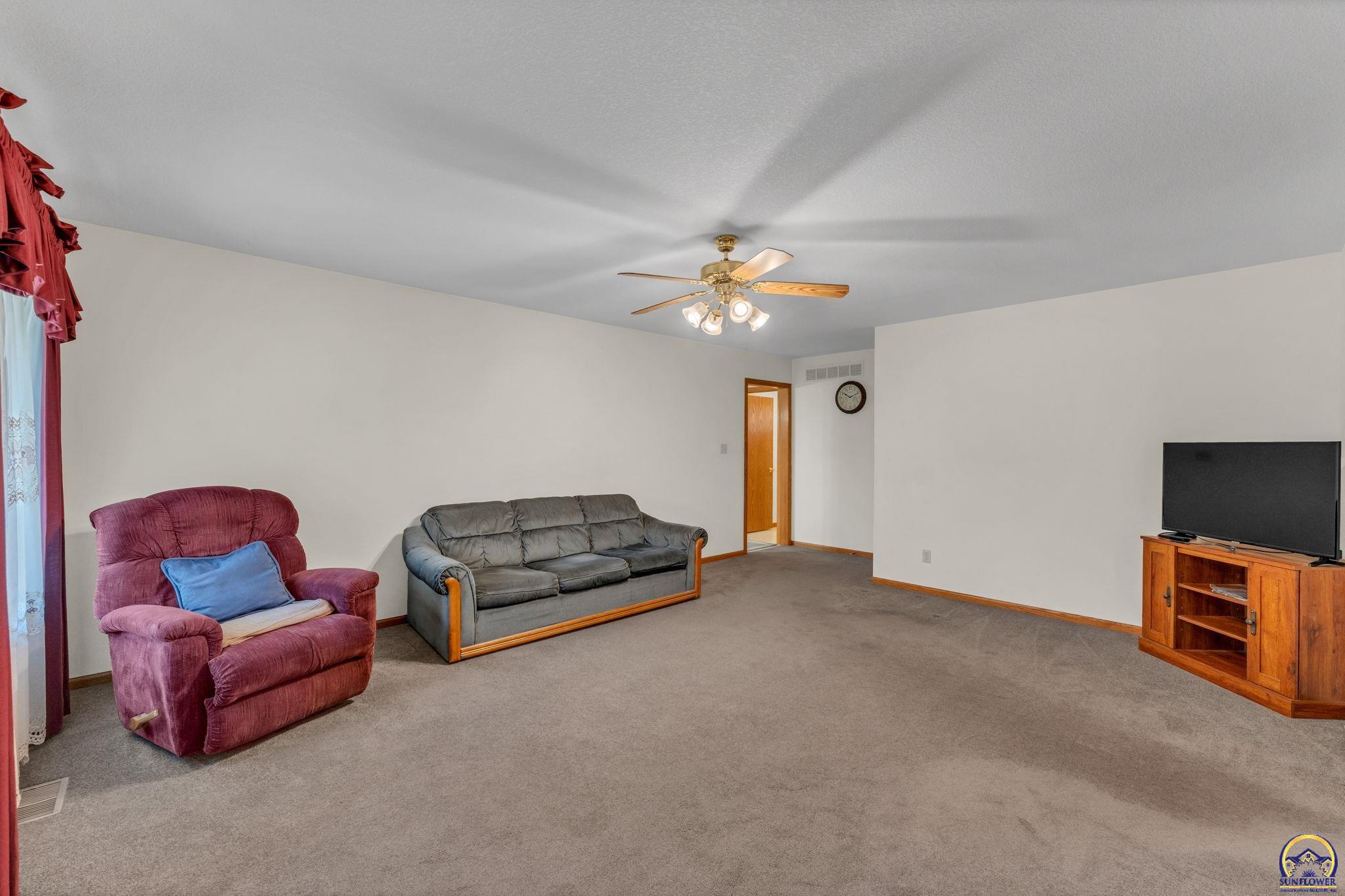 5232 Southwest 25th Terrace Topeka, KS 66614 - Photo 8 of 33