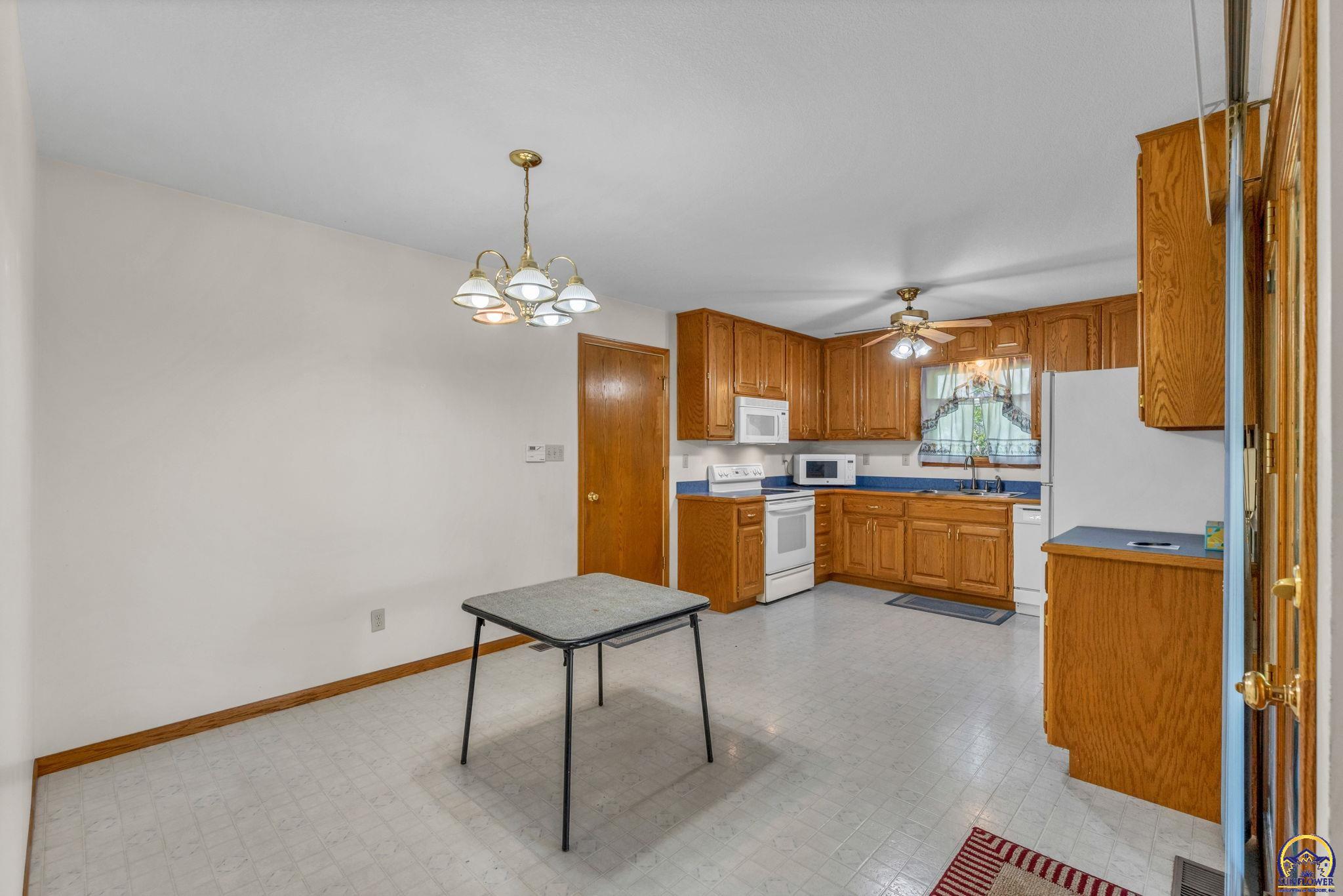 5232 Southwest 25th Terrace Topeka, KS 66614 - Photo 9 of 33