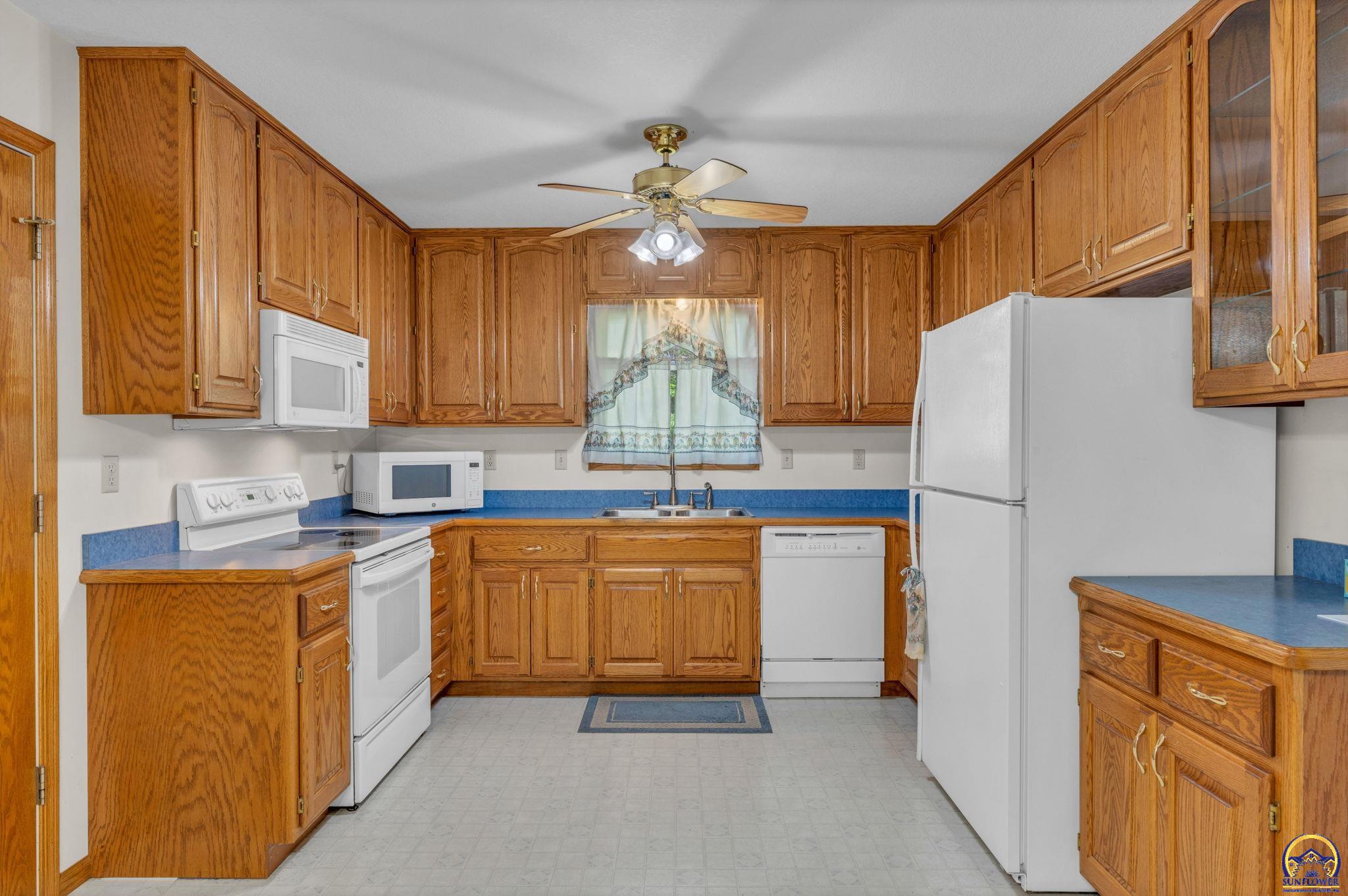 5232 Southwest 25th Terrace Topeka, KS 66614 - Photo 10 of 33