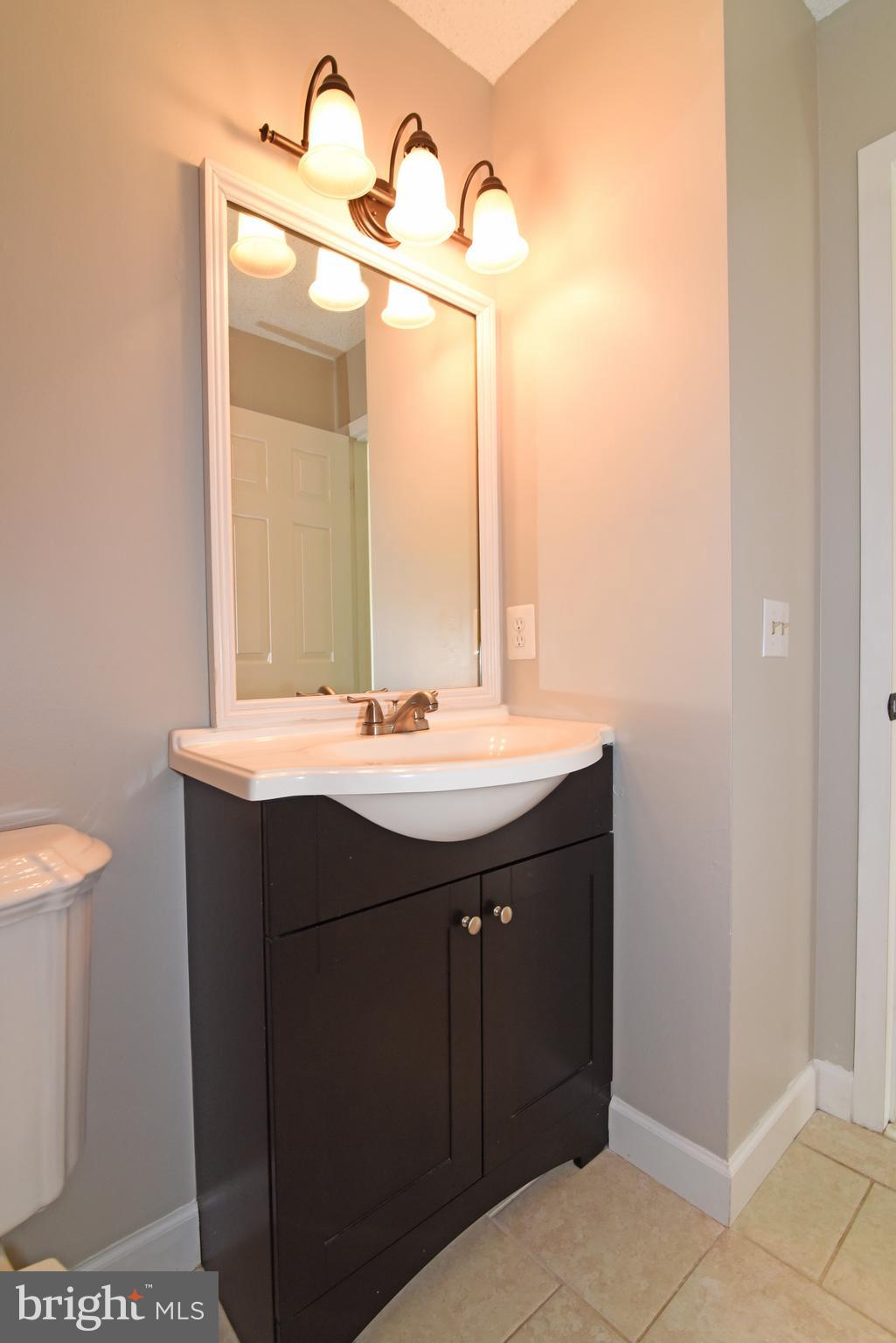 901 South Rolfe Street, Unit 2 Arlington, VA 22204 - Photo 20 of 33 Bathroom 2