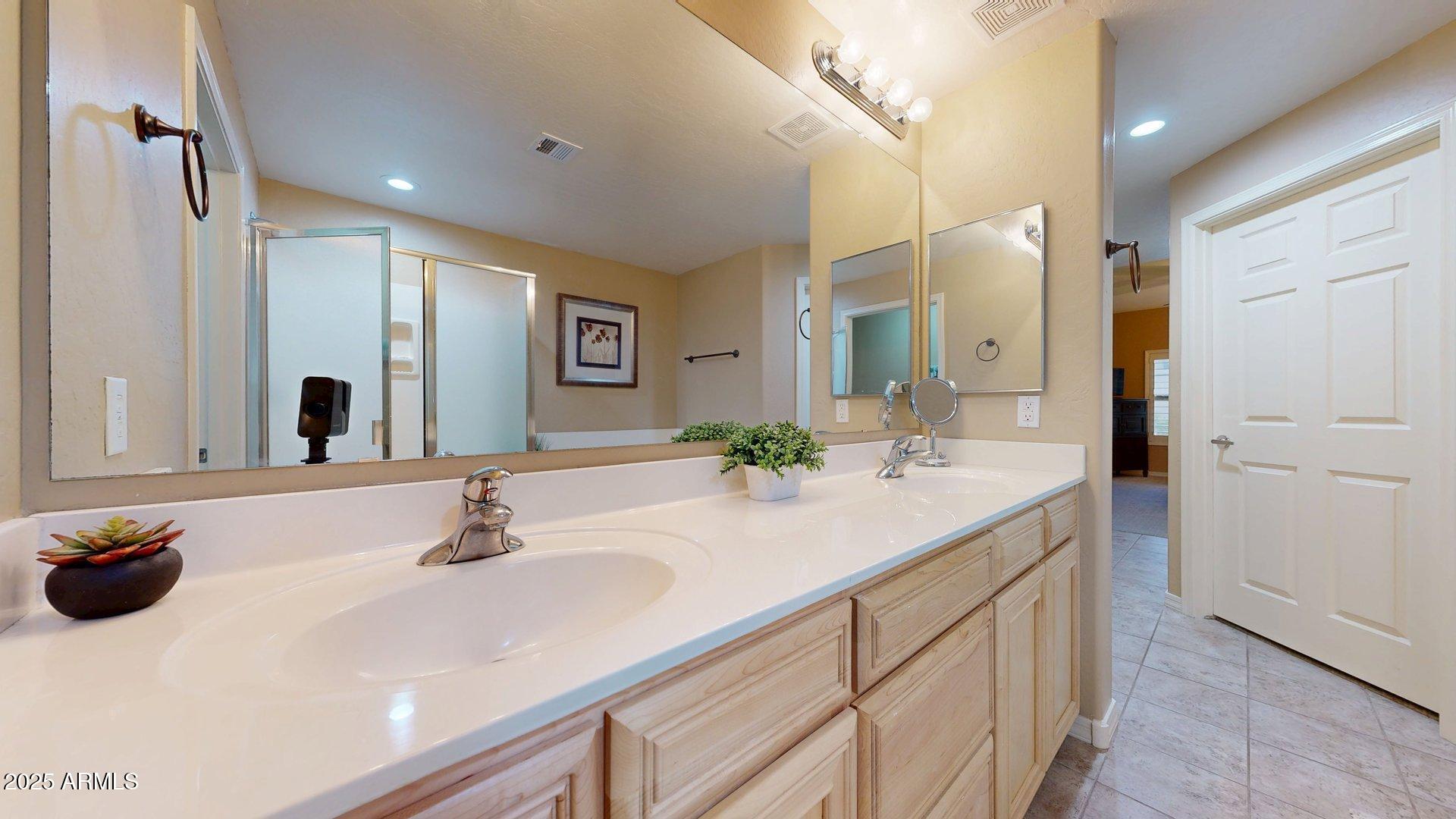 20121 North 76th Street, Unit 1047 Scottsdale, AZ 85255 - Photo 18 of 22 a bathroom with a sink and a mirror