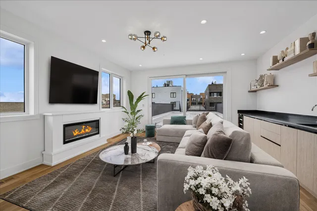 $1,075,000 | 1325 North Artesian Avenue, Unit PH, Chicago, IL 60622