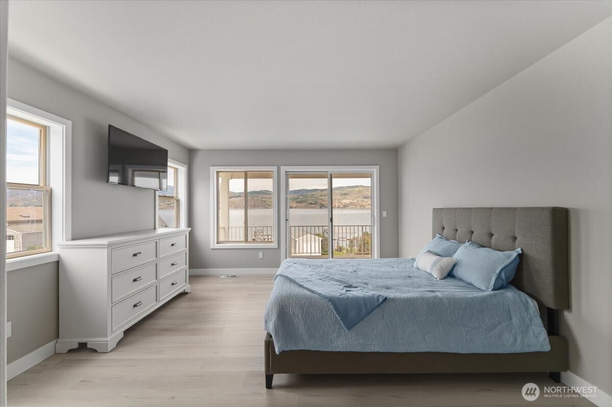 1496 South Lakeshore Road Chelan, WA 98816 - Photo 14 of 40