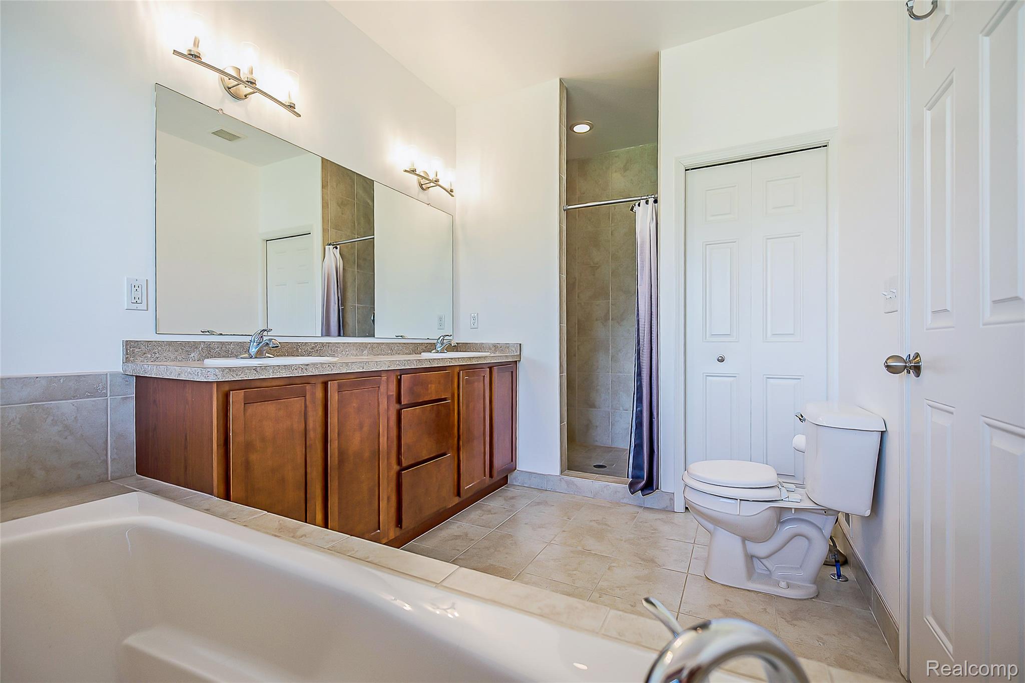 20605 Golf Ridge Circle Livonia, MI 48152 - Photo 22 of 42 Primary Bathroom (pic #3)