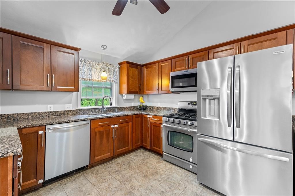 3605 Mendon Road Cumberland, RI 02864 - Photo 10 of 41