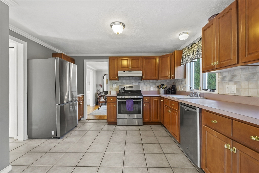 148 Robinette Road Stoughton, MA 02072 - Photo 8 of 41 Gallery Image 8