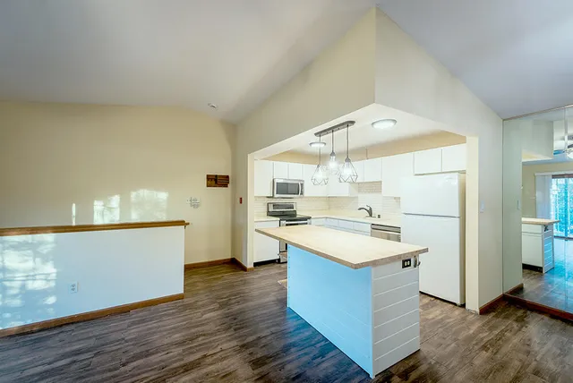 $1,800 | 6920 Mariner Drive, Unit 204, Mount Pleasant, WI 53406