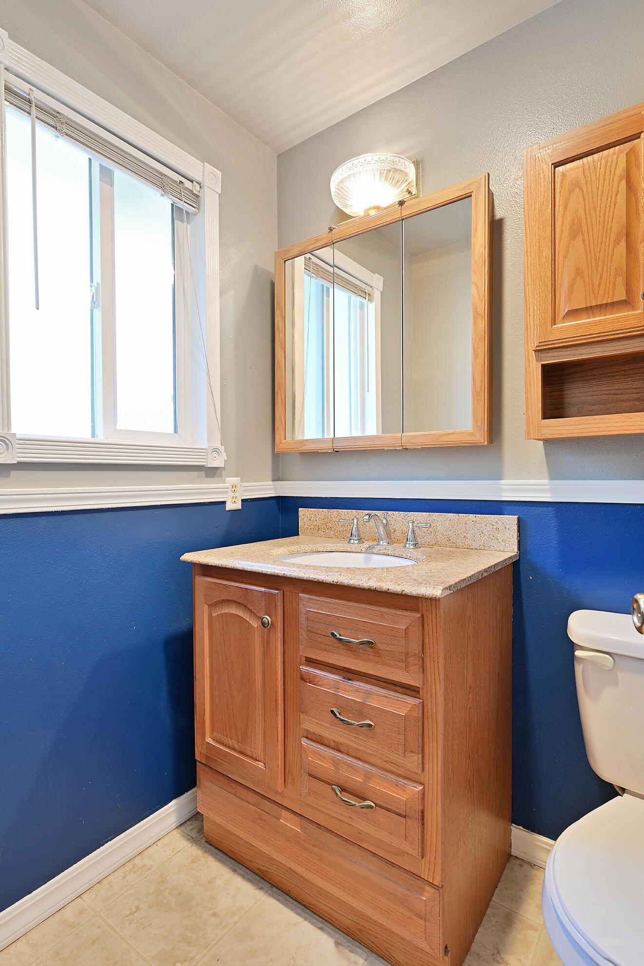 108 Vincent Avenue Central Point, OR 97502 - Photo 8 of 20 Master 1/2 Bath