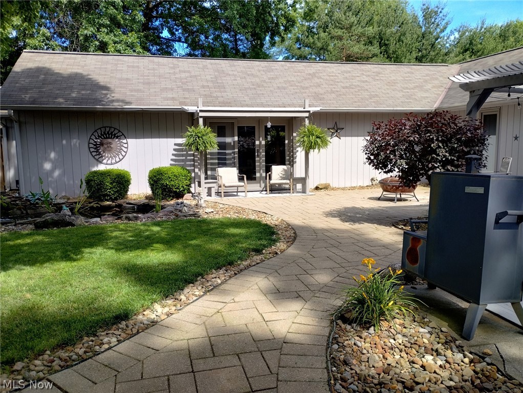 9975 Priem Road Strongsville, OH 44149 - Photo 30 of 35 Private courtyard