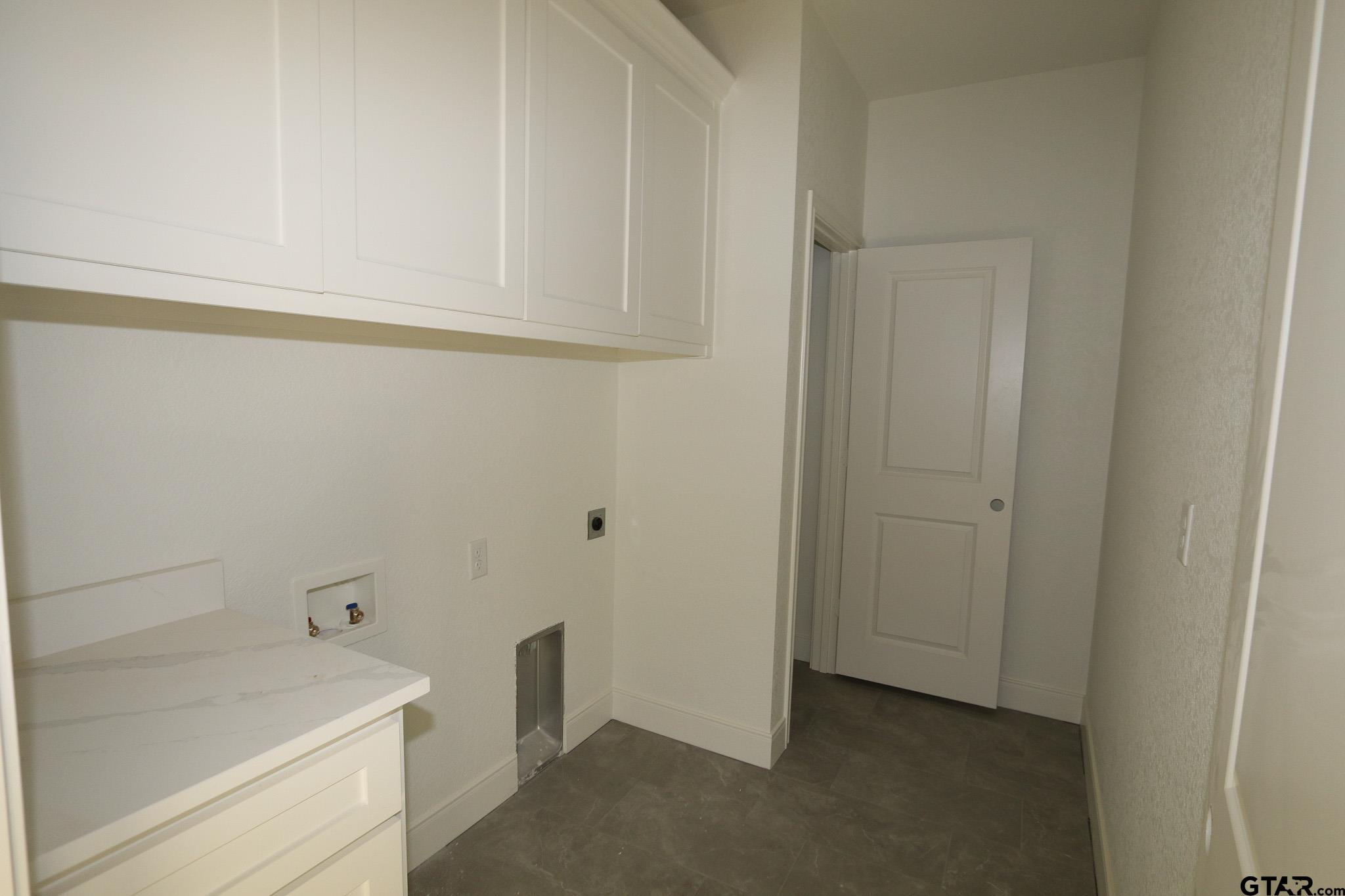 16503 Cooper Way Flint, TX 75762 - Photo 17 of 33 a bathroom with a sink and a bathtub