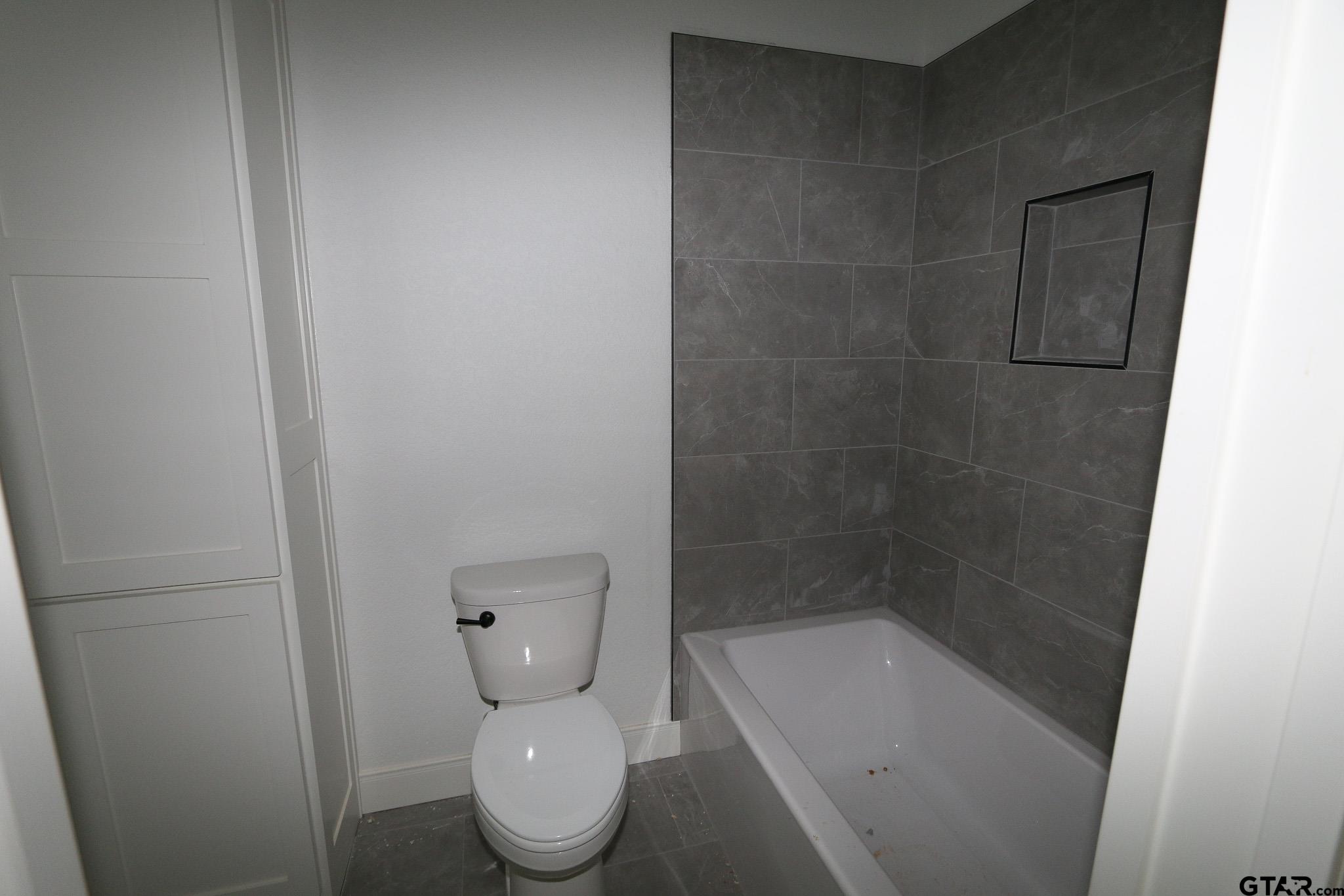 16503 Cooper Way Flint, TX 75762 - Photo 28 of 33 a bathroom with a bathtub and toilet