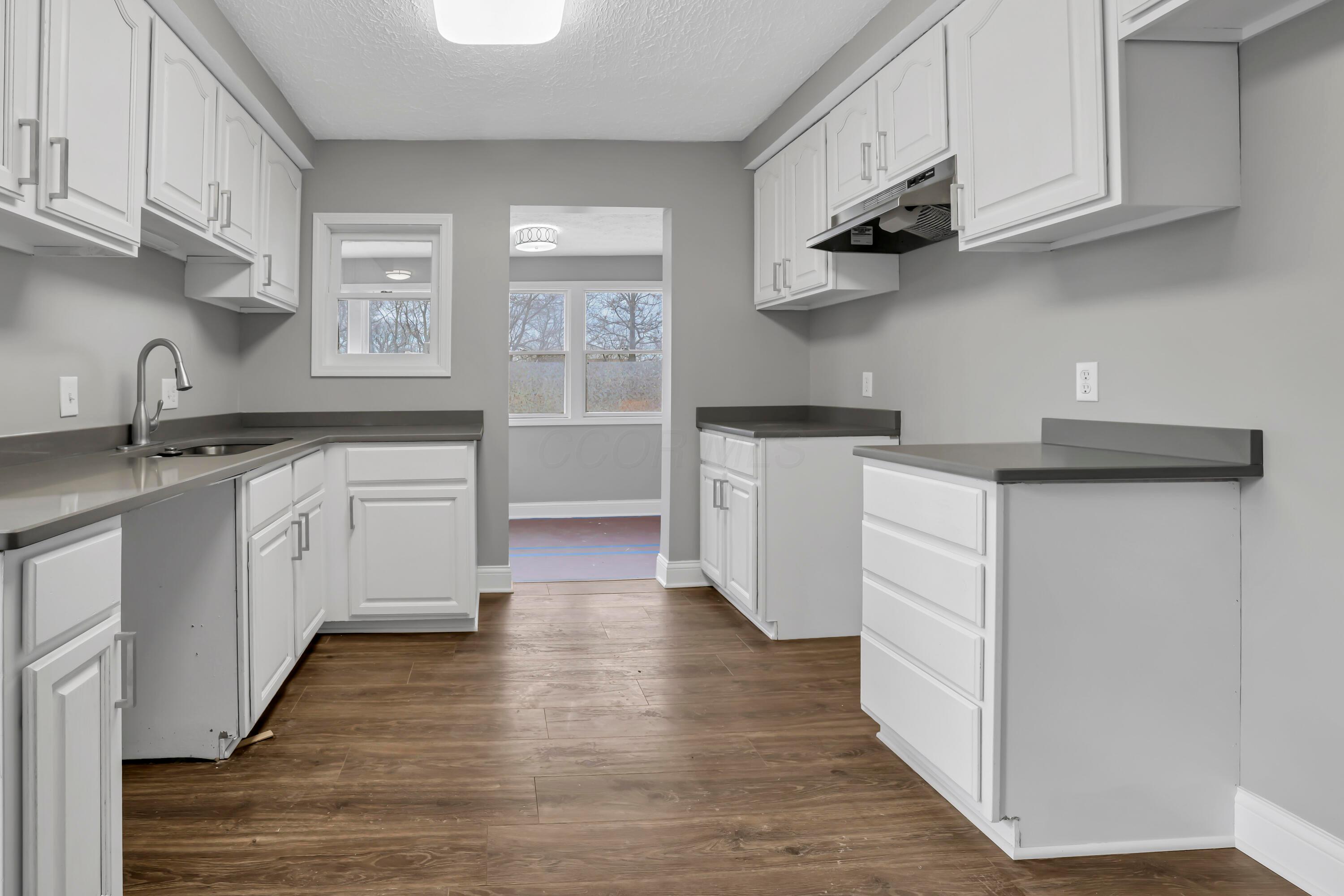2089 Lockbourne Road Columbus, OH 43207 - Photo 6 of 22 Kitchen