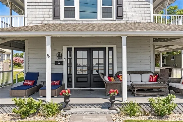 a bench is sitting in front of a building