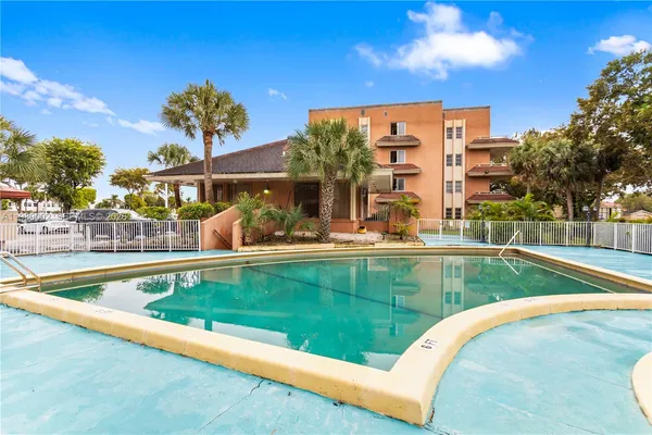 $279,900 | 17500 Northwest 68th Avenue, Unit D1004, Hialeah, FL 33015