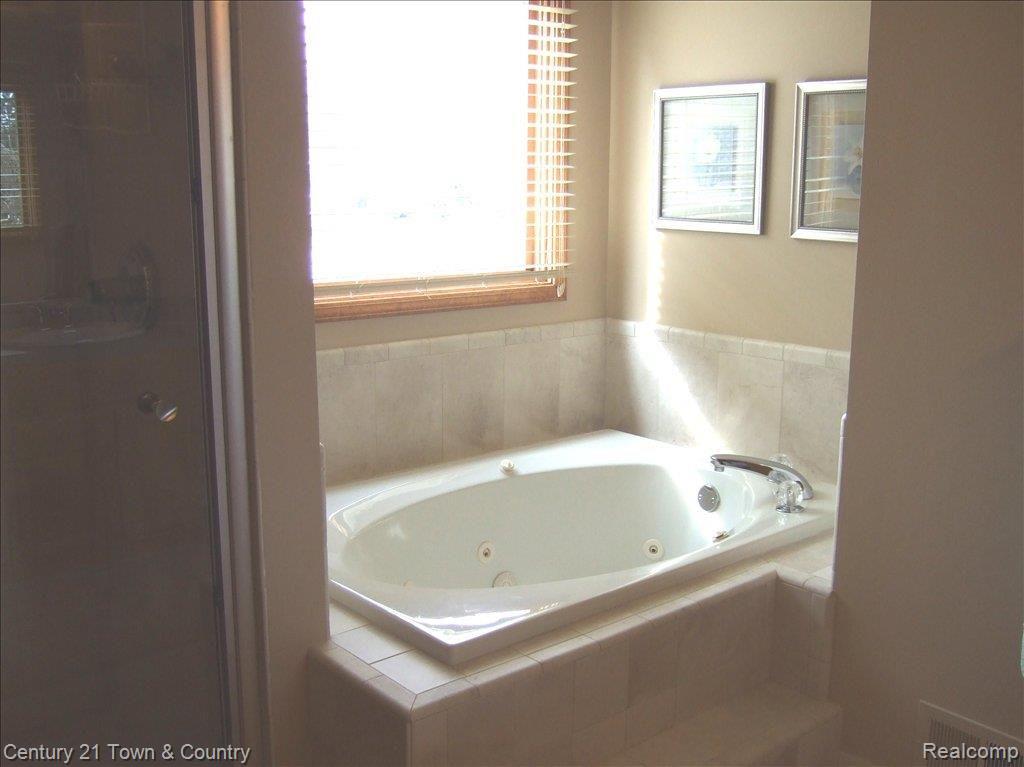 1167 Bembridge Drive Rochester, MI 48307 - Photo 11 of 20 MSTR BATH