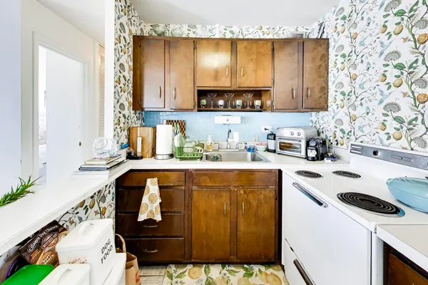 $210,000 | 2740 North Pine Grove Avenue, Unit 8C, Chicago, IL 60614