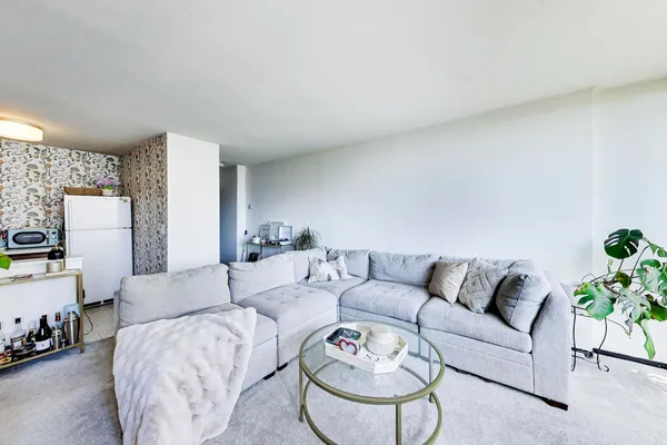 $210,000 | 2740 North Pine Grove Avenue, Unit 8C, Chicago, IL 60614