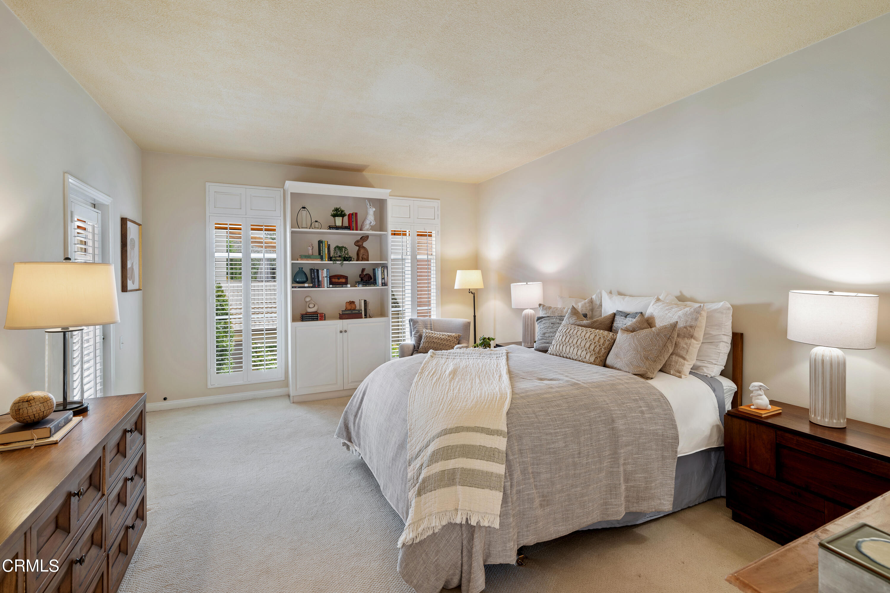 307 Arlington Drive Pasadena, CA 91105 - Photo 40 of 50 a spacious bedroom with a bed and a lamp