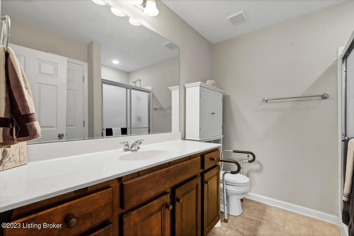 6458 Renate Road Louisville, KY 40291 - Photo 18 of 32 Large Vanity
