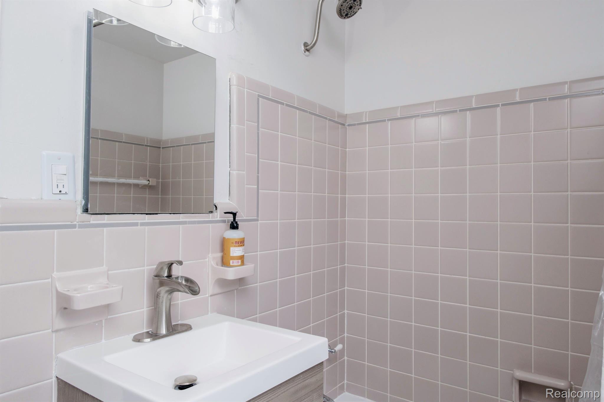 2227 Hampton Road Grosse Pointe, MI 48236 - Photo 25 of 32 Gallery Image 25