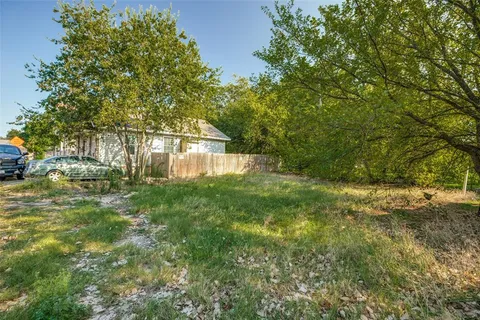 a view of yard with green space