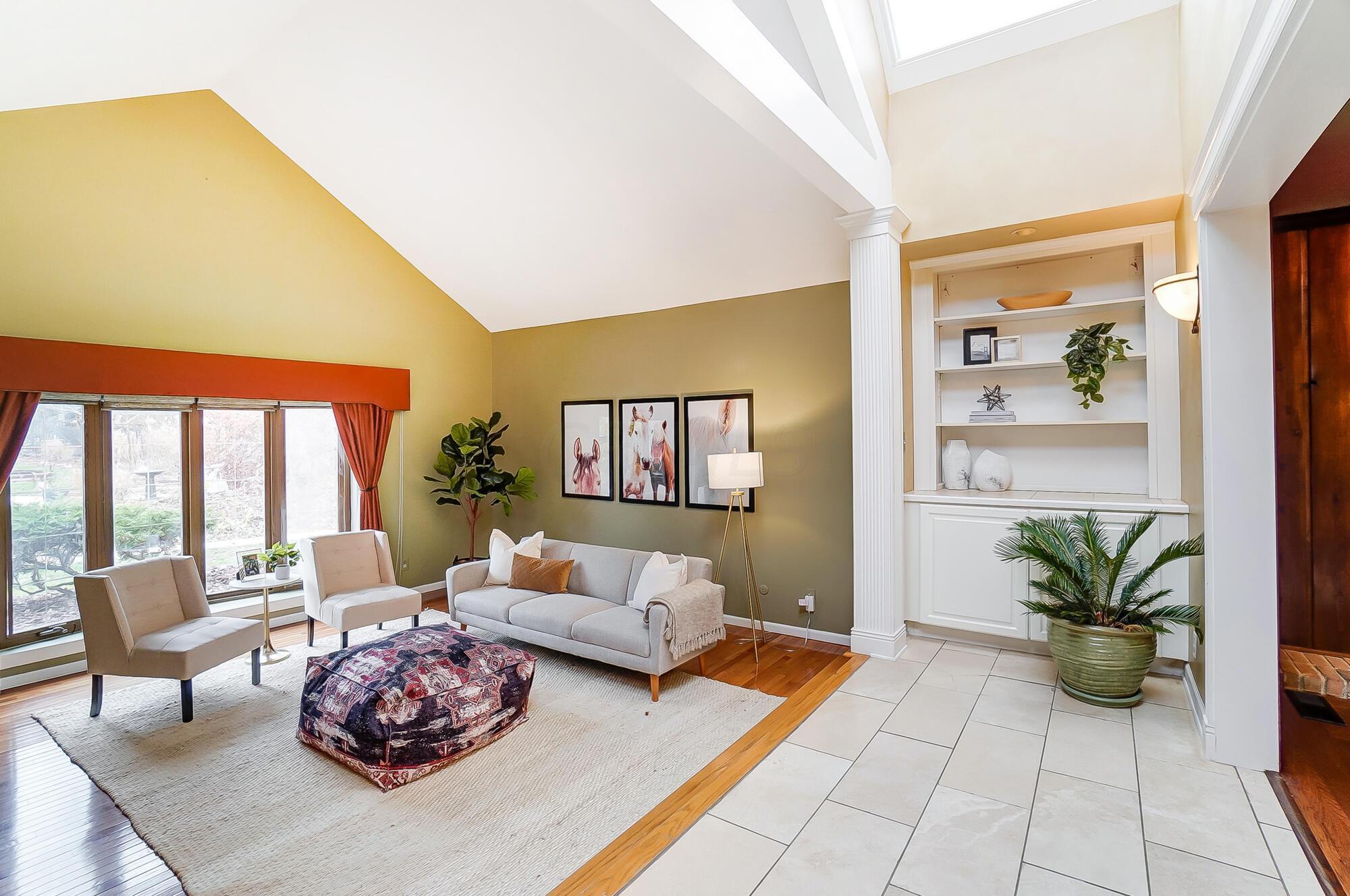 4084 Kenny Road Columbus, OH 43220 - Photo 29 of 63 Family room with vaulted ceilings