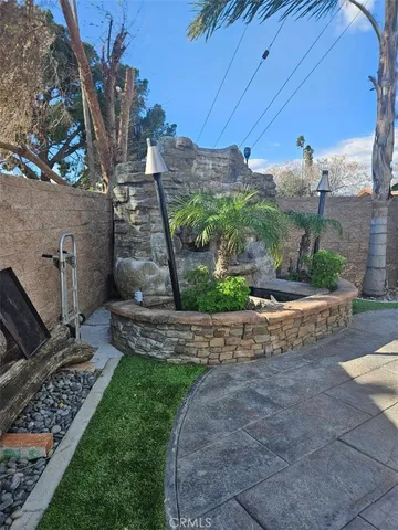 a view of a back yard