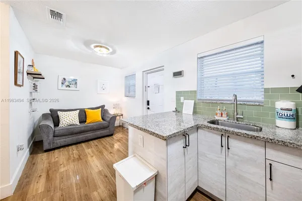 $1,500 | 237 38th Street, Unit 4, Miami Beach, FL 33140